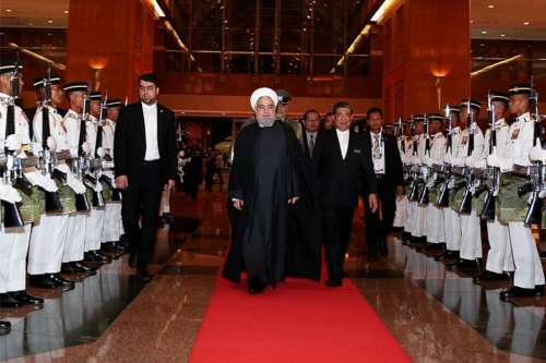 مقامات مالزی اینگونه به استقبال روحانی رفتند/عکس