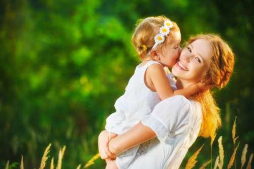 10 دلیل مهم برای آنکه کودکتان را در آغوش بگیرید + فواید