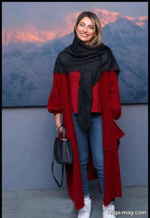 محیا دهقانی با مانتوی قرمز لاکچری در مراسم افتتاحیه نمایشگاه عکس