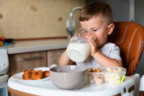 کودک از چه سنی می تواند شیر گاو بخورد ؟
