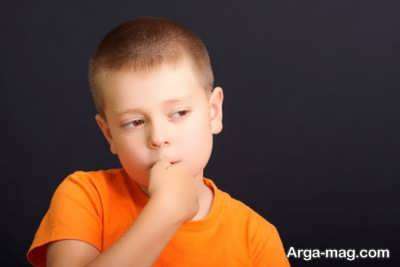 تیک عصبی در کودکان چه نشانه هایی دارد؟ چطور آن را کاهش دهیم؟