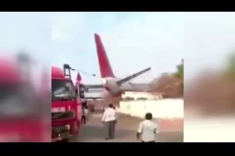 ببینید | سقوط ایرباس A۳۲۰ خطوط هوایی هند از جرثقیل در حین جابه‌جایی