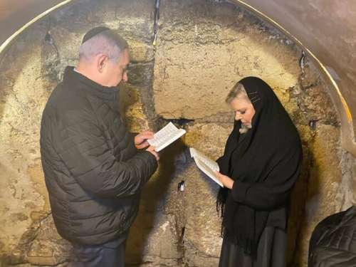 ببینید |دست به دعا شدن نتانیاهو و همسرش برای پیروزی در انتخابات