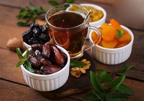 آیا خوردن توت و خرما با چای مضر است یا مفید؟