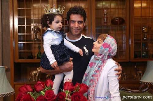 یکتا ناصر و همسر کارگردانش و دخترشان با ست قرمز در رستوران