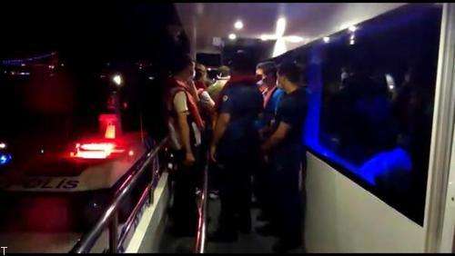 برخورد پلیس با 70 نفر در یک پارتی شبانه در کشتی (عکس)