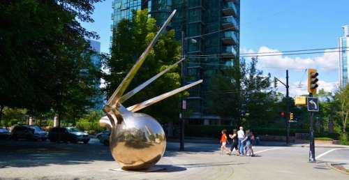 مجسمه هنرمند ایرانی در مرکز شهر ونکوور کانادا نصب شد /  فیلم و عکس