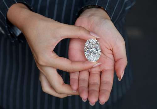 حراج الماس ۱۰۲ قیراطی نادر جهان در هنگ کنگ که تا ۳۳ میلیون دلار قیمت دارد