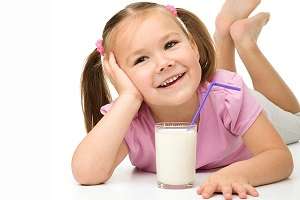 ترفندهایی برای علاقه مند کردن کودکان به نوشیدن شیر