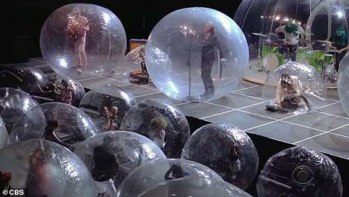 برگزاری یک کنسرت عجیب در آمریکا/ تماشاگران داخل حباب‌های پلاستیکی جا شدند
