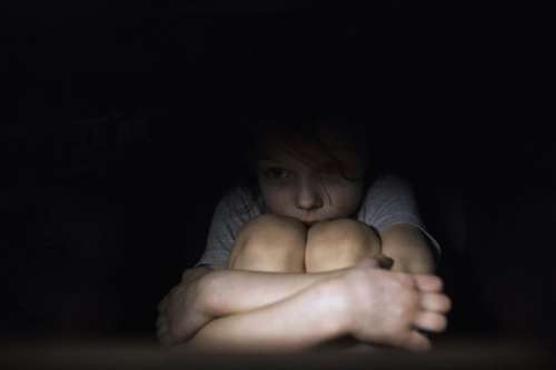 ترس از تاریکی در کودکان را چگونه درمان می شود؟ (10 روش درمان ترس از تاریکی)