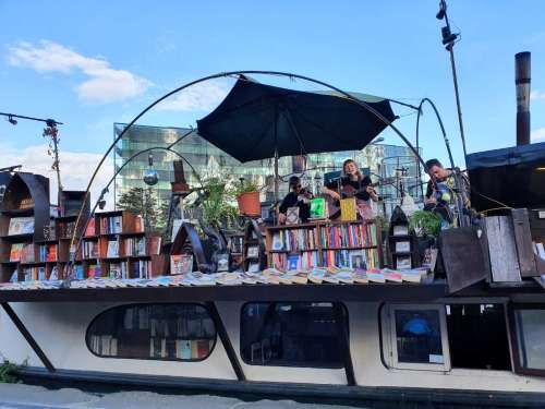 ببینید: کتابفروشی‌هایی در عجیب‌ترین مکان‌های دنیا
