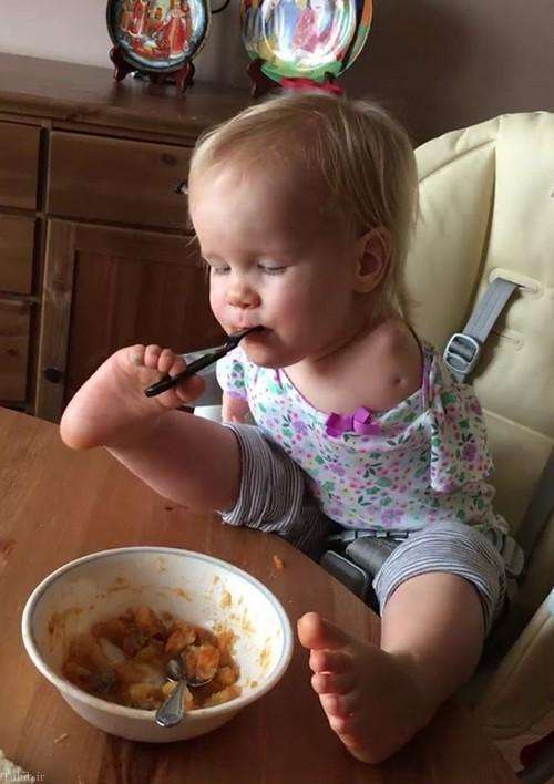 غذا خوردن عجیب کودک با پاهایش (+عکس)
