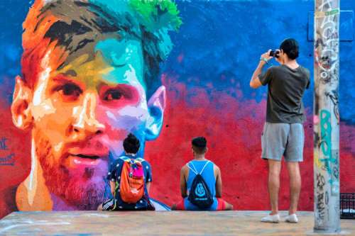ببینید: نقاشی ستاره‌های فوتبال روی دیوار ساختمان‌ها/ از مسی و رونالدو تا پله و مارادونا