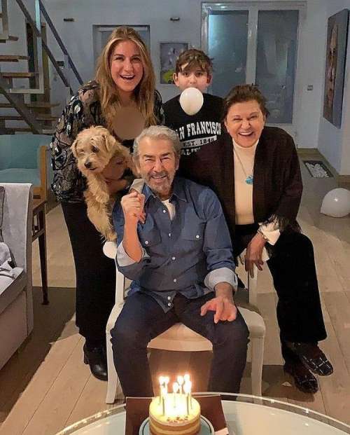 تولد ۷۹ سالگی فرامرز قریبیان کنار خانواده اش در آمریکا / عکس