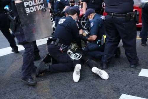 پلیس نیویورک به برخورد افراطی با معترضان متهم شد