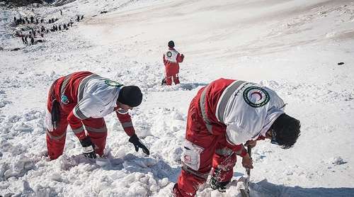 ادامه عملیات نجات کوهنوردان از زیر بهمن در ارتفاعات تهران + ویدئو