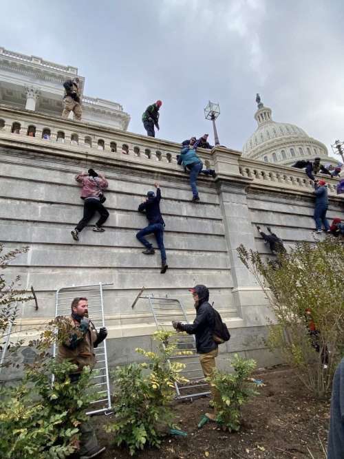 حامیان ترامپ از دیوار ساختمان کنگره بالا رفتند!+ عکس