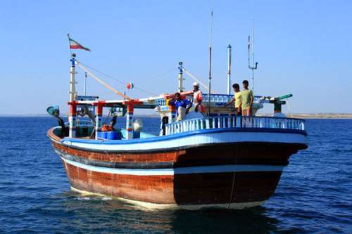 نجات ۵ سرنشین قایق صیادی در دریای عمان