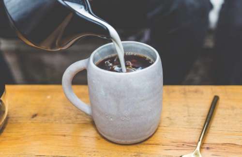 آیا شیر کافئین قهوه را از بین میبرد؟ تاثیر شیر بر قهوه چیست؟