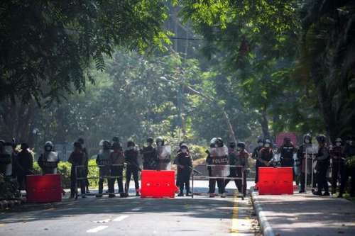 یورش پلیس میانمار به محل تجمع معترضان