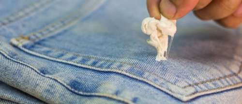 ۱۰ روش برای پاک کردن آدامس از روی لباس که جای آن نماند