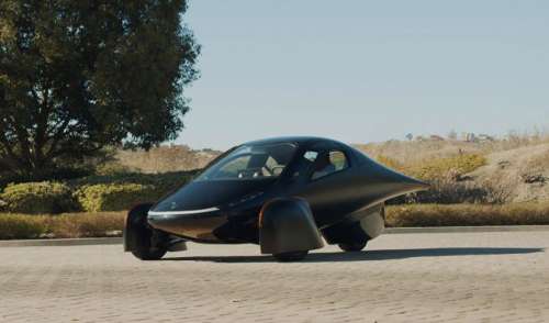 اولین خودرو خورشیدی انبوه سازی شده با قیمت ۲۵,۹۰۰ دلار و کارآمدتر از تسلا + ویدیو
