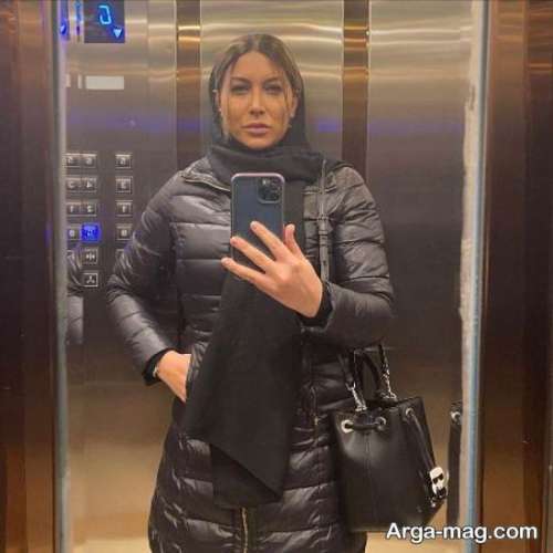 سلفی جذاب فریبا نادری با گوشی لاکچری در آسانسور