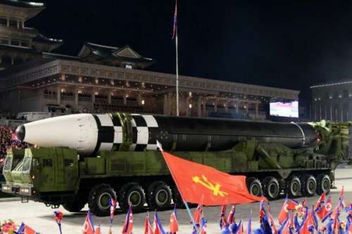 کره شمالی موشک‌ قاره‌پیمای خود را آزمایش می کند