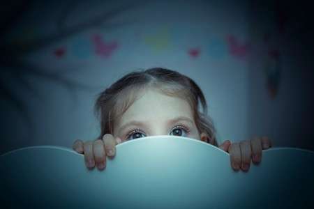 ترس از تنهایی کودک: راهکارهای طلایی درمان ترس از تاریکی کودکان