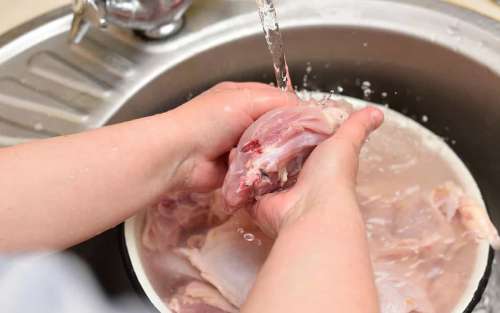 آیا شستن مرغ خام خطر دارد؟