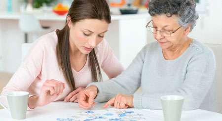نگهداری از سالمندان که به آلزایمر مبتلا شده اند