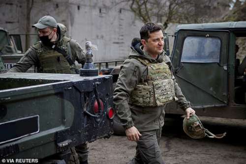 بازدید رئیس جمهور اوکراین از نیروهایش در پی بالاگرفتن تنش‌ها بین اوکراین و روسیه