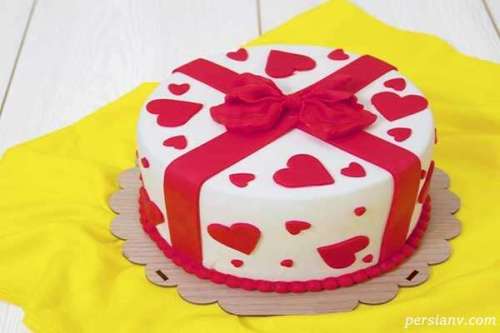 کیک اسفنجی عاشقانه با قلب های فوندانت قرمز برای جشن هایتان