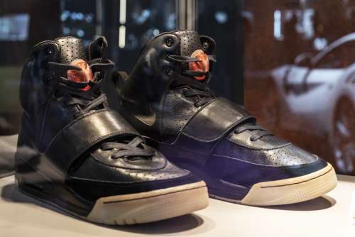 کفشی که به قیمت سرسام آور ۱.۸ میلیون دلار به فروش رسید + عکس