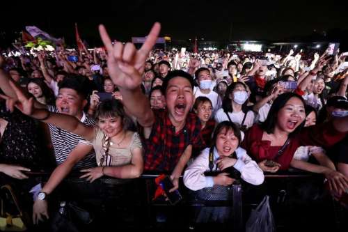 کنسرت ۱۱ هزار نفری در ووهان چین یک سال پس از کرونا/ عکس