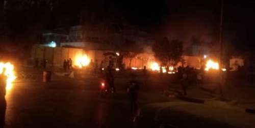 آتش زدن دیوار کنسولگری ایران در کربلا+ فیلم
