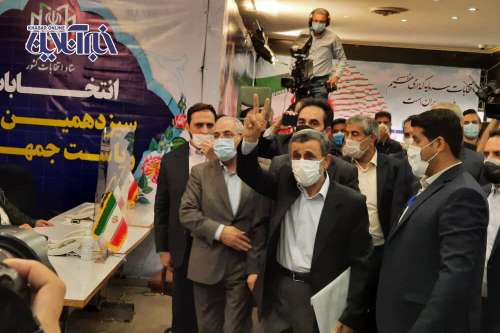 ژست همیشگی احمدی‌نژاد در ستاد انتخابات/ عکس