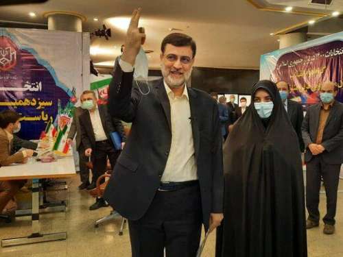 عکسی از قاضی‌زاده هاشمی و دخترش در ستاد انتخابات