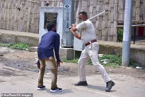 ضرب و شتم سخت قانون شکنان کرونایی توسط پلیس هندوستان