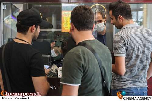 رئیس کانون پخش کنندگان سینمای ایران:
                    قیمت بلیت سینما در شرایط فعلی نه تنها بالا نیست بلکه یک شوخی است!