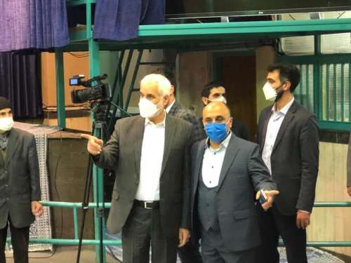 حضور محسن مهرعلیزاده در حسینیه جماران برای شرکت در انتخابات