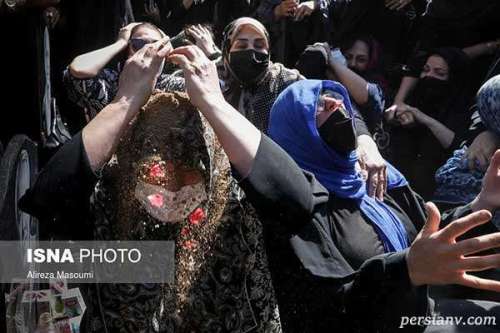 تصاویری تلخ از حاشیه مراسم تشییع پیکر ۲ خبرنگار زن در واژگونی اتوبوس