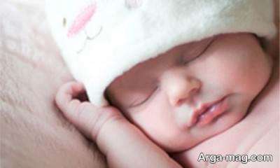 خواب نوزاد یک ماهه چقدر است؟ و چطور خواب نوزادمان را تنظیم کنیم؟