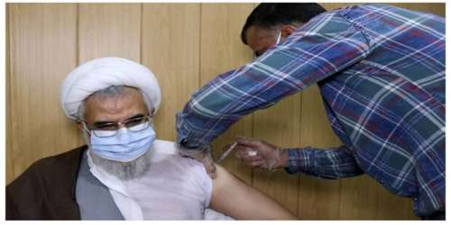 تصویری از تزریق واکسن ایرانی کرونا به یک امام جمعه