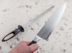 18 تکنیک برای تیز کردن چاقو در منزل