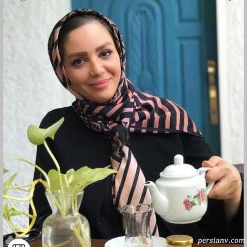 عکس جدید مبینا نصیری مجری تلویزیون با ژست چای ریزان برای همسر جان