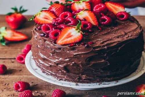 کیک شکلات تلخ با کره توت‌ فرنگی تازه