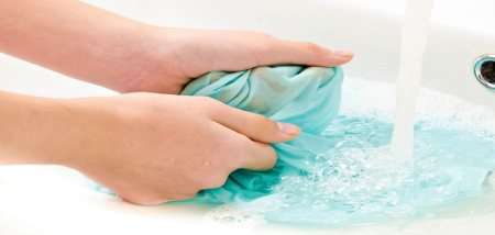 موثرترین روش شستن لباس با دست در سینک ظرفشویی