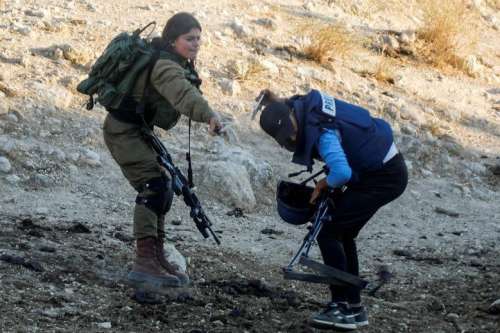 رفتار وحشیانه نظامی اسراییلی با یک خبرنگار/عکس